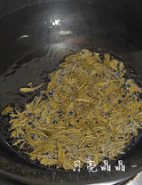 龙井茶香虾,锅中倒入稍多量的油,在低油温的时候放入茶叶,中火炸。
