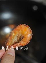 龙井茶香虾,炸好的虾应该是肚子膨胀、虾壳和虾肉间有些空隙,壳明显感觉发脆。
