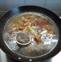 羊肉红烧,沏入足量开水,并放入<a style='color:red;display:inline-block;' href='/shicai/ 3742'>香料</a>包,转中小火焖40分左右,至羊肉酥软。