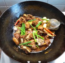 羊肉红烧,大火收汁,加入葱段后即可出锅。