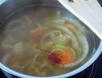 茴香藏红花鱼汤,加入藏红花,用少量盐和胡椒调味。烧开后转小火炖10分钟。