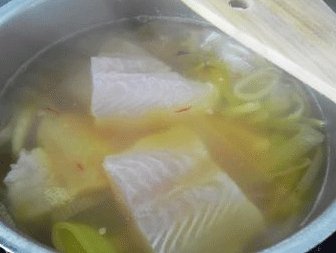 茴香藏红花鱼汤,装盘后撒入一些茴香绿和伪藏红花做装饰,即可。
