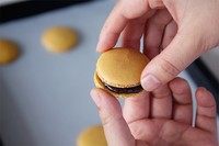 马卡龙,10.再取另一个马卡龙的反面粘在上面合起来,放冷藏冰箱稍微冻一下下,等里面馅凝固了就可以取出来吃了
