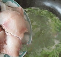 醋椒鱼片,倒入鱼片,煮约5分钟。