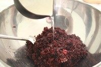 紫米芝士肉松饭团,米饭煮好后,趁热拌入调味醋,拌匀。