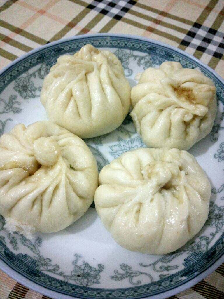 韭菜猪肉馅包子,丑是丑点,但味道不错,偷偷告诉你,我的包子皮没有一张是擀圆的,基本上都是方形