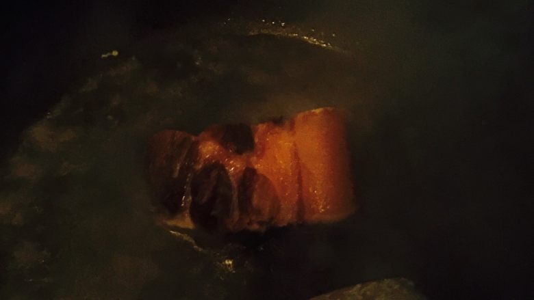 腊肉香菇煲饭,<a style='color:red;display:inline-block;' href='/shicai/ 436'>腊肉</a>用水煮软洗净,肥瘦肉分开切片