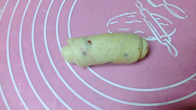 蔓越莓奶香面包,由内往外卷起,最薄处贴紧面团。