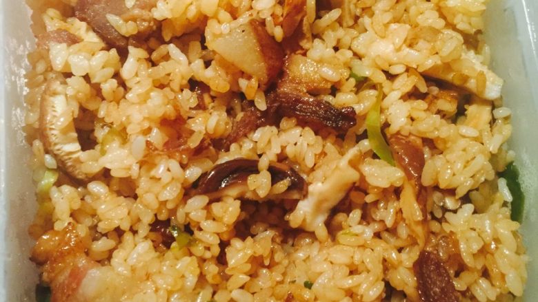 腊肉香菇煲饭,叮咚美味的香菇腊肉饭就好了,拌一拌味道杠杠的