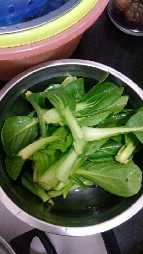 青菜豆腐丸子汤,<a style='color:red;display:inline-block;' href='/shicai/ 7607'>小青菜</a>洗净