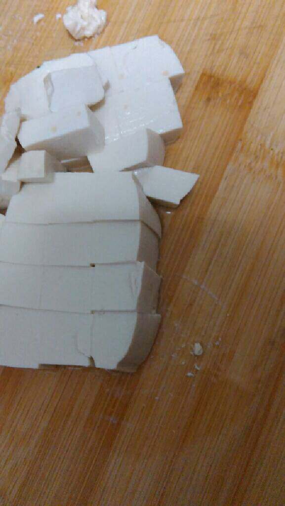 青菜豆腐丸子汤,<a style='color:red;display:inline-block;' href='/shicai/ 465'>豆腐</a>洗净切块