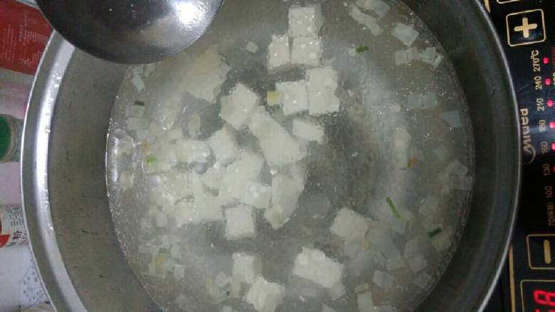 青菜豆腐丸子汤,锅热一点点油，加入葱花炒香后加入适量水，烧开后加入豆腐