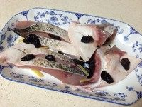 榄角蒸鱼腩,将鱼块再次捞一下，然后将腌鱼的水倒掉，撒上一小把<a style='color:red;display:inline-block;' href='/shicai/ 8892'>榄角</a>，蒸锅水滚后隔水蒸6分钟，关火焖3分钟。蒸鱼的时间根据鱼片的厚度、量的多少而不同，全凭经验。