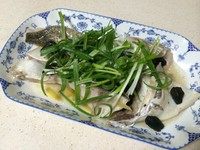 榄角蒸鱼腩,摆上切好的<a style='color:red;display:inline-block;' href='/shicai/ 3250'>葱</a>丝，一大勺油加热到冒烟，往<a style='color:red;display:inline-block;' href='/shicai/ 3250'>葱</a>丝上一淋，再淋一小勺蒸鱼鼓油。