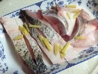 榄角蒸鱼腩,鱼腩洗净，切成约2cm宽的厚片，加姜丝、少许盐、兑了水的淀粉，捞匀，腌20分钟左右。