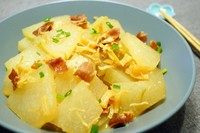 干贝火腿烧冬瓜,因为干贝和火腿都略有咸味,试一下味道后可酌量加盐,然后大火稍微收收汁就搞定了。