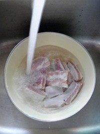 香辣烤排骨,排骨用清水浸泡30分钟泡出血水(中间换2次水)。