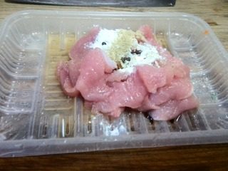 麻辣水煮肉片,里脊切片,用淀粉、料酒、老抽、胡椒粉和适量盐拌匀。