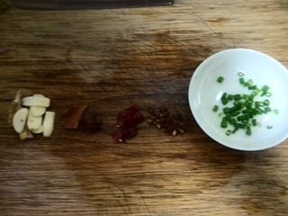 麻辣水煮肉片,姜蒜切片,干辣椒切段,小葱切葱花。