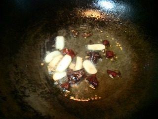 麻辣水煮肉片,热锅冷油,油热入姜蒜片以及花椒、干辣椒、八角、桂皮炒出香味。