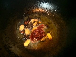 麻辣水煮肉片,入一调羹郫县豆瓣,半调羹糖,小火炒出红油。