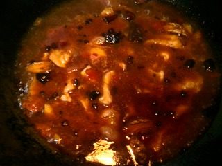 麻辣水煮肉片,开大火,肉片迅速滴、一片片滴下入沸腾的水中并划散至熟。