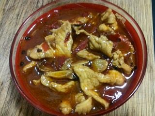 麻辣水煮肉片,肉片捞出放入碗中,再倒入适量汤汁。