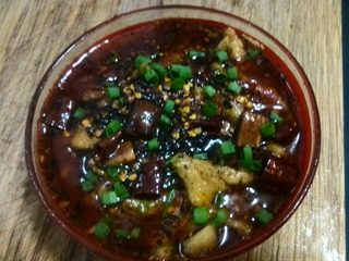 麻辣水煮肉片,锅中再入适量油,最大火烧至油冒青烟,浇到盛肉片的碗中,洒上葱花即可。