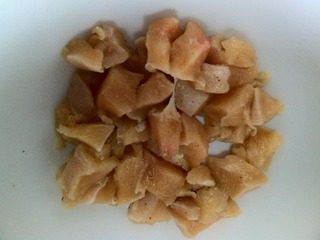 辣子鸡丁,<a style='color:red;display:inline-block;' href='/shicai/ 5885'>鸡脯肉</a>洗净切丁,料酒、盐、淀粉、糖、胡椒粉拌匀静置入味。(盐的量要依自己的口味来,注意一会儿油炸之后鸡肉就无法再吸收盐味了。)