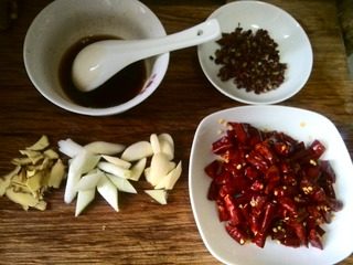 辣子鸡丁,调料洗净,葱姜蒜切片,干辣椒用厨房剪剪成小段,半调羹老抽、半调羹醋、两调羹料酒和一调羹白糖调匀成酱汁备用。