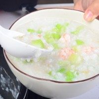西芹虾仁粥,加入适量食盐调味，盛出装碗即可