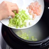 西芹虾仁粥,西芹和虾仁放入压力煲中， 转动煮粥功能
