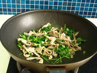 芫爆肚丝,淋入料酒加盐,胡椒粉,醋炒匀出锅即可。