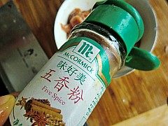 香酥炸肉,再加入五香粉腌拌均匀,腌制20分钟入味。