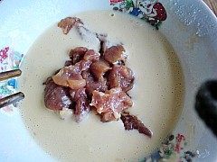 香酥炸肉,腌制好的肉条放入面糊中,沾满面糊。