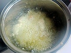 香酥炸肉,锅中油加温热,放入肉条。