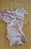 盐煎尖椒五花肉,稍稍解冻的<a style='color:red;display:inline-block;' href='/shicai/ 428'>五花肉</a>,用干抹布擦拭干表面水份,切成稍厚的片(大约0.4~0.5cm厚度)