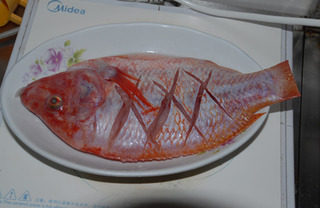 干烧福寿鱼,<a style='color:red;display:inline-block;' href='/shicai/ 1207'>福寿鱼</a>一条(婆婆买到变种的了)洗净,鱼身两面切花刀,抹盐腌制。