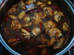 辣焖栗子鸡,水不要加太多,刚好与鸡块持平即可。