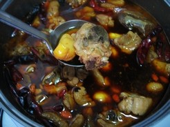 辣焖栗子鸡,煮好出锅。