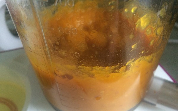 奶油南瓜羹,南瓜蒸熟后,杯子翻转,卡在辅食机右边打成泥。如果南瓜不够甜,稍微加点糖粉拌匀