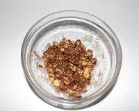 榛·芒果慕斯,玉米燕麦片和榛子酱一起拌均匀后放入杯子里,用勺压一压按实后放冷藏冰箱待用