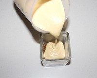 榛·芒果慕斯,冷藏冰箱里的杯子拿出来,倒入一层慕斯料放入冰箱冻一下