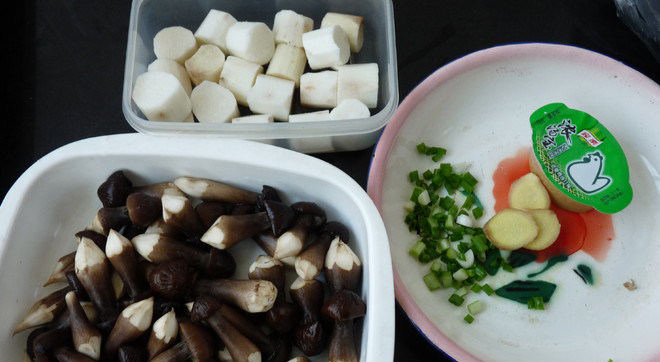 山药鸡汤浸姬松茸,各材料,<a style='color:red;display:inline-block;' href='/shicai/ 267'>姬松茸</a>为鲜品