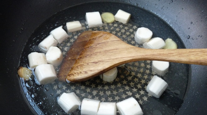 山药鸡汤浸姬松茸,下3碗左右的水在锅里,下<a style='color:red;display:inline-block;' href='/shicai/ 28'>山药</a>先煮