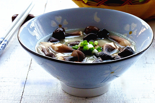 山药鸡汤浸姬松茸,上碟后撒葱花即可食用