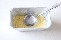 椰香草莓软酥饼,6.面团分为两等份,取其中一等份面团放在模具底部,用勺背压平
