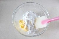 白色恋人饼干,制作:
1.黄油自然软化后加入40克的糖粉先用刮刀拌均匀
