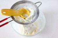 白色恋人饼干,4.筛入低筋粉和奶粉,用橡胶刮刀拌匀
