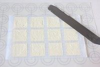 白色恋人饼干,10.用抹刀将面糊涂抹开,抹刀从模具一边抹到另一边,使模具内的面糊变平整